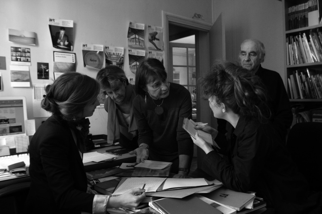 Catherine Millet et Jacques Henric dans les bureaux d'artpress : photographie de Virginie Restain pour La Rder