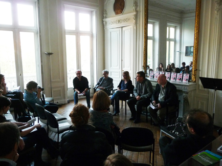 De gauche à droite : Éric Pessan, membre de la rédaction, Gérard Azoulay, responsable de la rédaction, Karin Serres, autrice, Christian Mustin, exobiologiste et Charles Pennequin, poète.